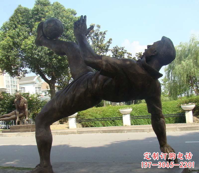 内江射门的足球运动员铜雕