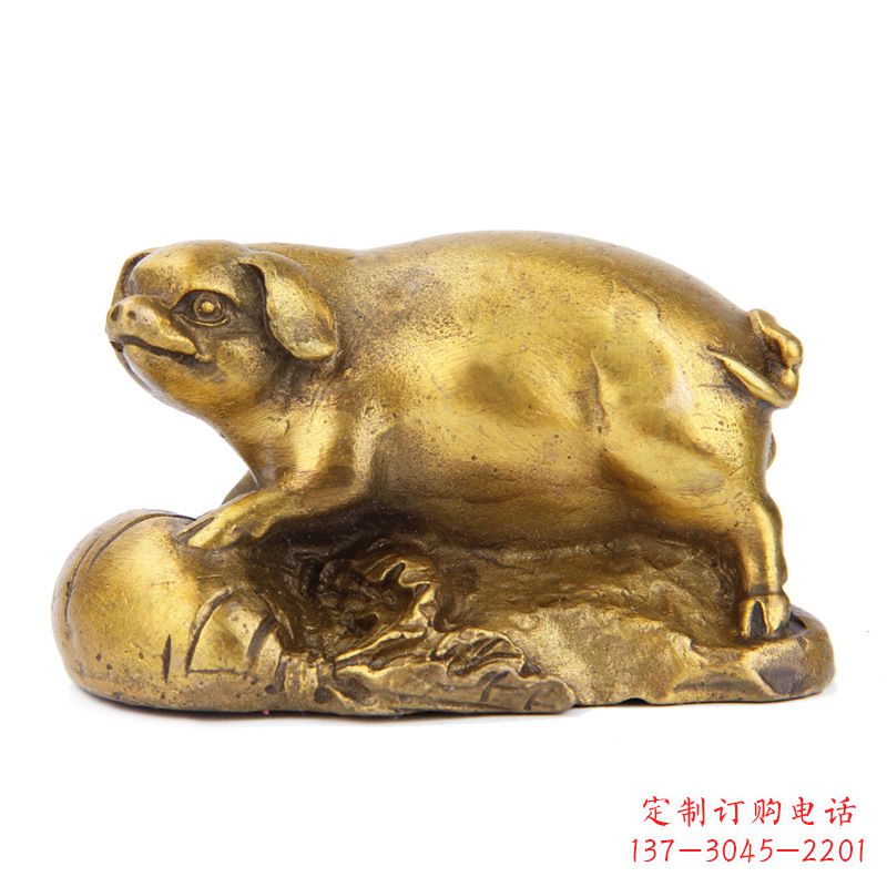 内江铸铜鎏金猪雕塑时尚炫彩,精致温馨