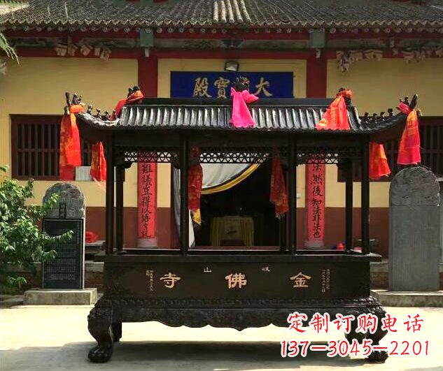 内江双兽头三足雕花铜香炉