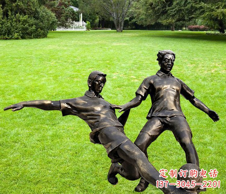 内江踢足球的人物铜雕