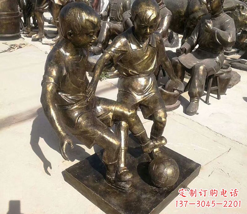 内江踢足球的儿童铜雕