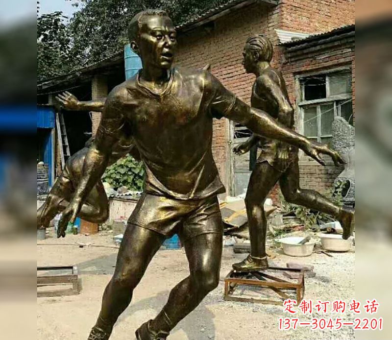 内江踢足球广场人物铜雕