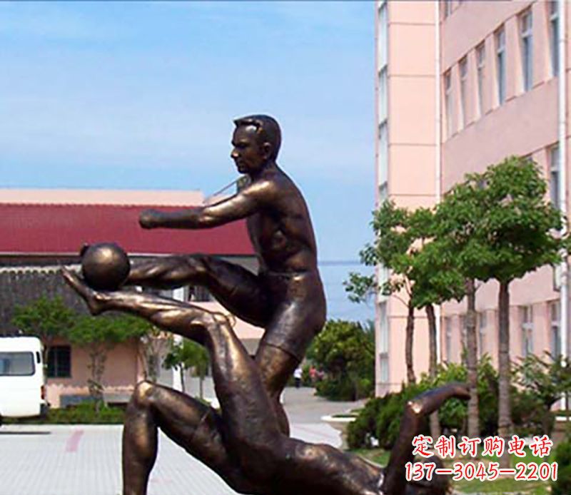内江踢足球人物广场小品铜雕