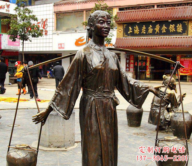 内江挑着罐子的古代女人铜雕