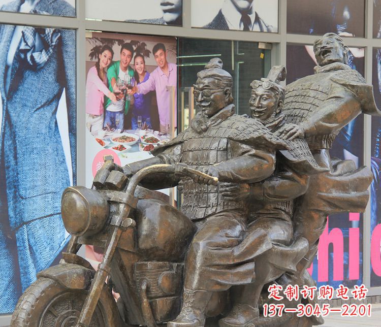 内江铜雕步行街骑摩托人物雕塑
