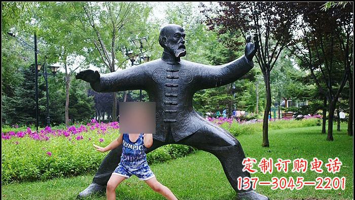 内江铜雕打太极拳的老人