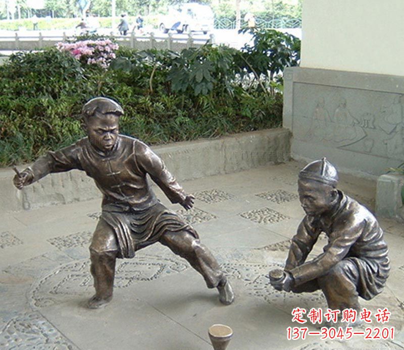 内江玩陀螺的古代儿童铜雕