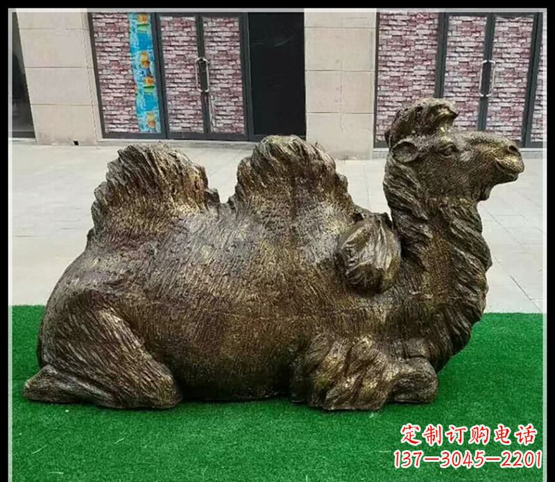 内江卧在草地的骆驼铜雕
