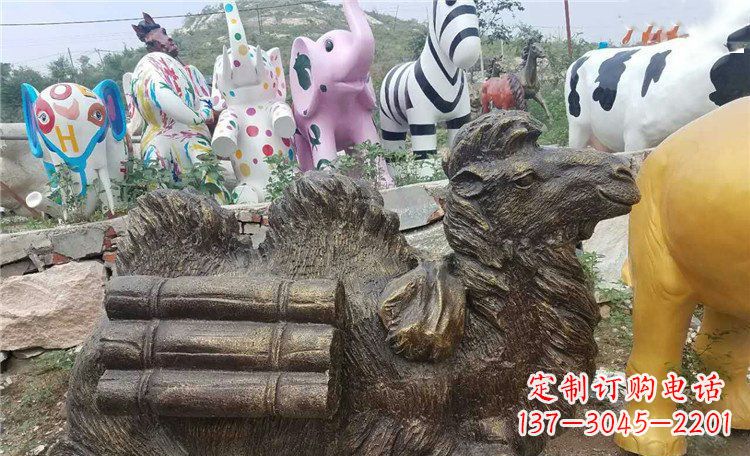 内江卧着的骆驼动物铜雕 (2)