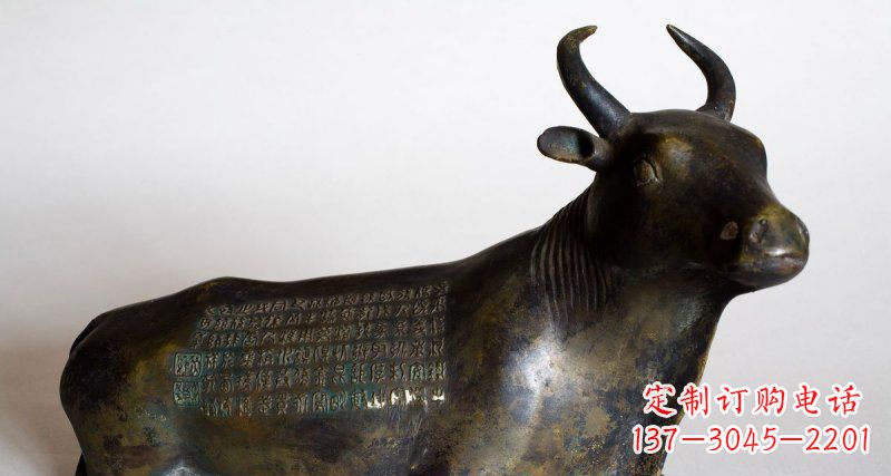 内江卧着的牛动物铜雕