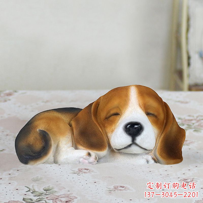 内江卧姿比格犬仿真雕塑,睡觉的小狗狗是内美陈动物雕塑摆件