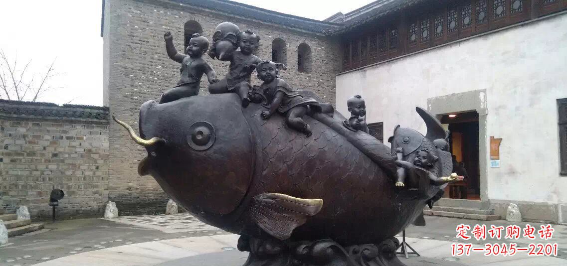 内江小孩骑鱼铜雕