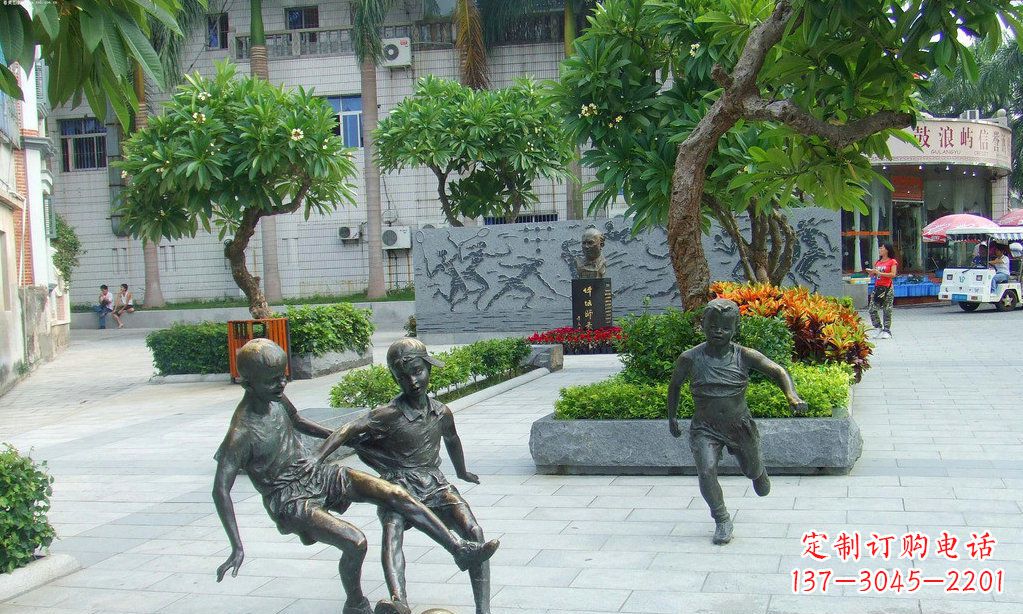 内江小孩踢足球铜雕