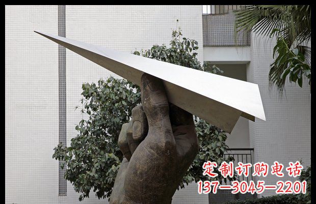 内江小区不锈钢手拿纸飞机雕塑