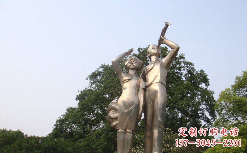 内江校园吹军号敬礼的小学生人物景观铜雕