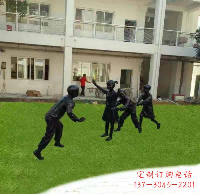 内江校园儿童玩老鹰捉小鸡铜雕