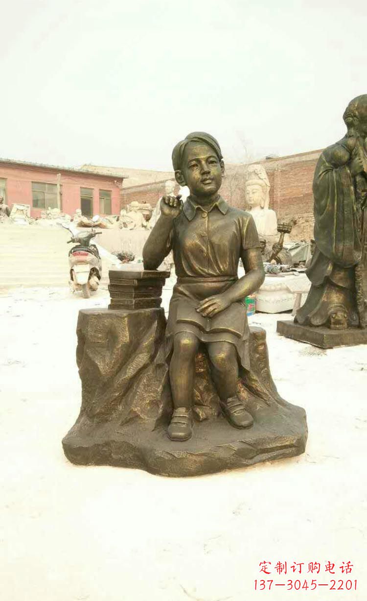 内江校园看书思考的学生铜雕