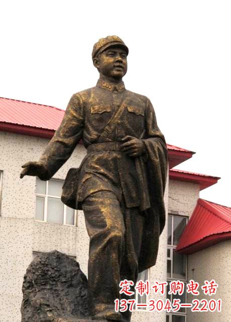 内江行走的雷锋铜雕
