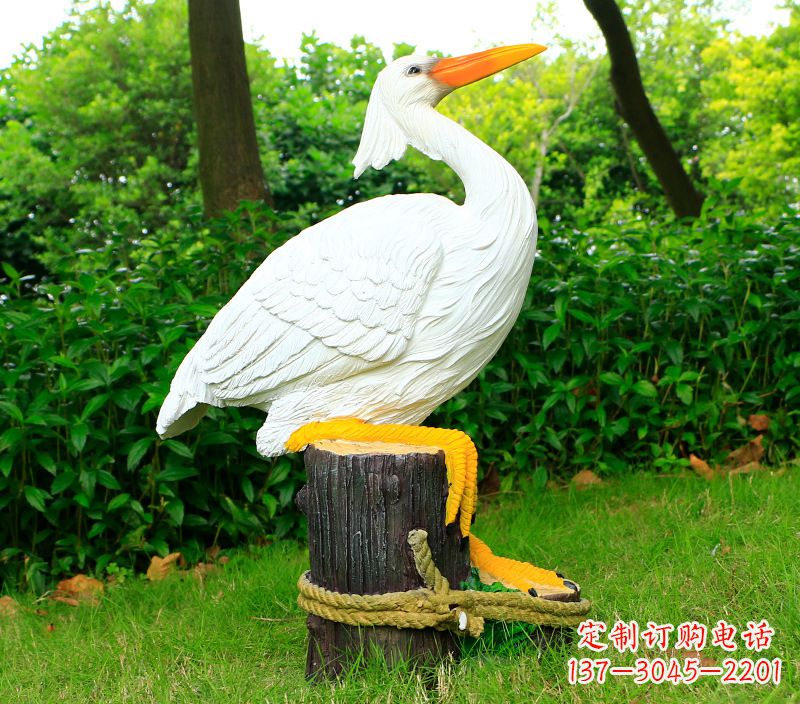 内江一男一女抱一只鸽子雕像