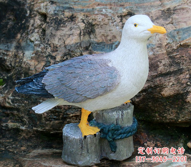 内江一手托鸽子 一手拿书本的雕塑像