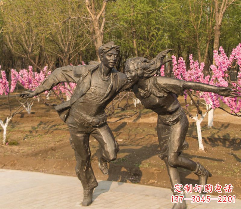 内江游玩的情侣铜雕