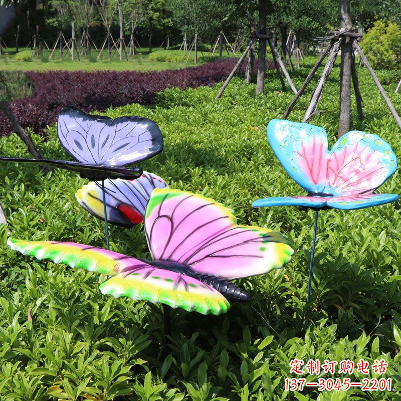 内江展翅的蝴蝶,公园草丛仿真动物装饰雕塑