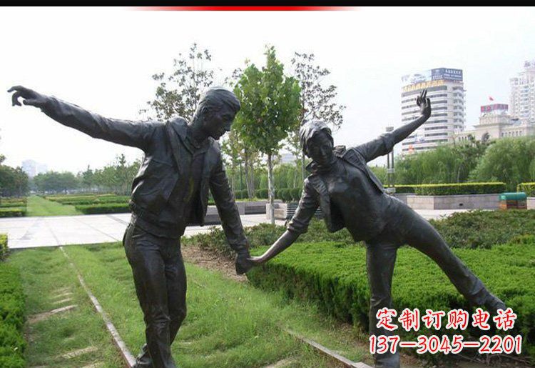 内江走铁轨的情侣铜雕