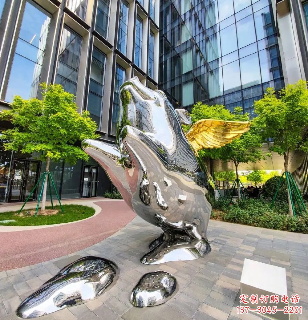 内江猪雕塑-酒店门口一只带翅膀不锈钢镜面猪雕塑